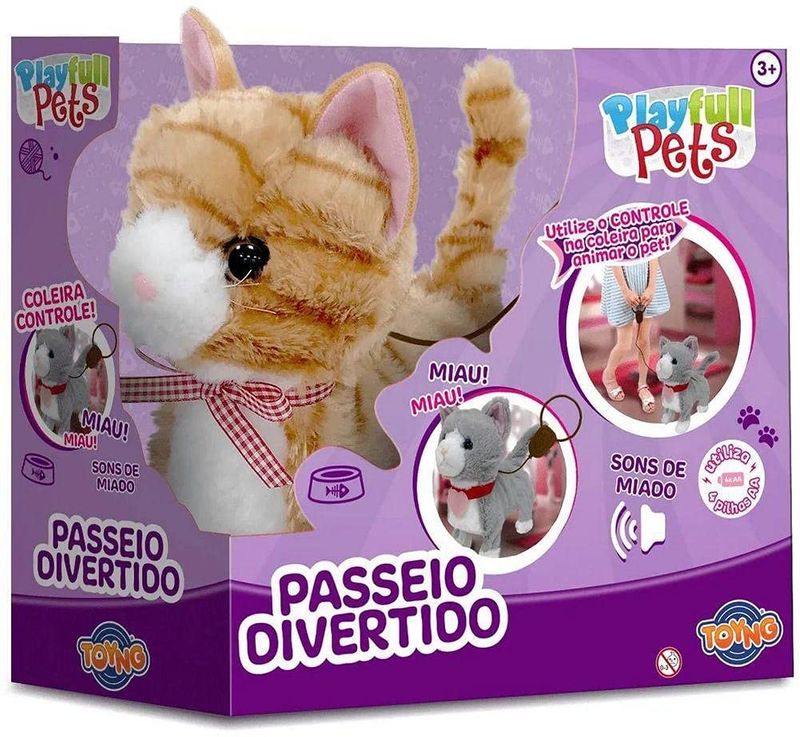 O gato fofo está brincando com uma bola de fios rosa. um gatinho curioso  deitado sobre um fundo azul, olhando para a câmera. jogos com animais de  estimação. brinquedos publicitários para gatos.